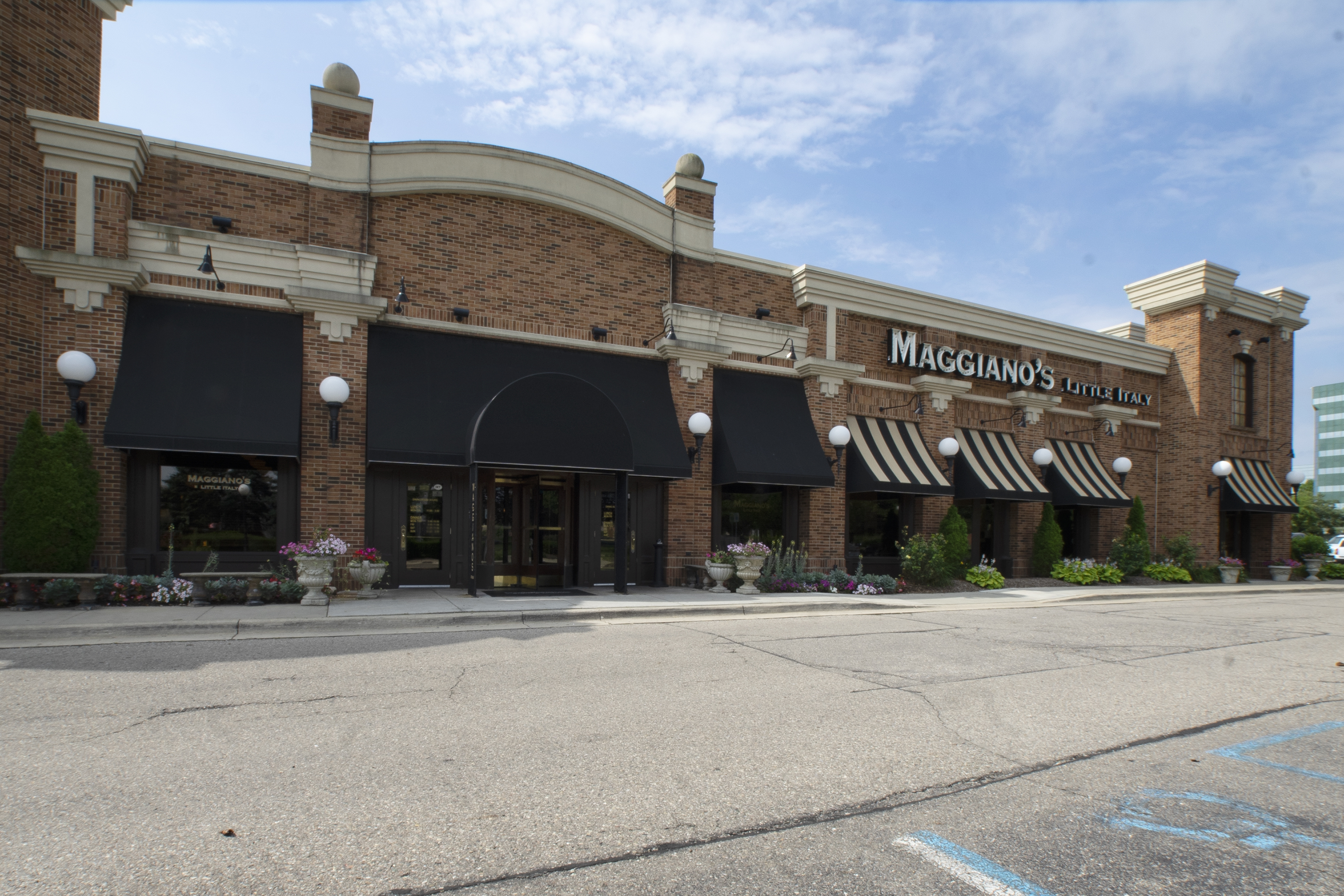 Big Beaver Rd | Maggianos.com